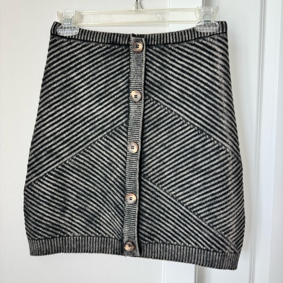 Emory Park Grey Chunky Knit Asymmetrical Ribbed Skirt Size Medium Fall Winter - Picture 3 of 12